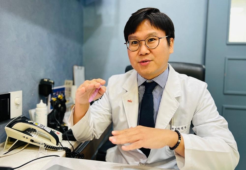 본문 이미지 - 박찬우 글로리동물병원 대표원장이 병원 운영 철학에 대해 소개하고 있다. ⓒ 뉴스1