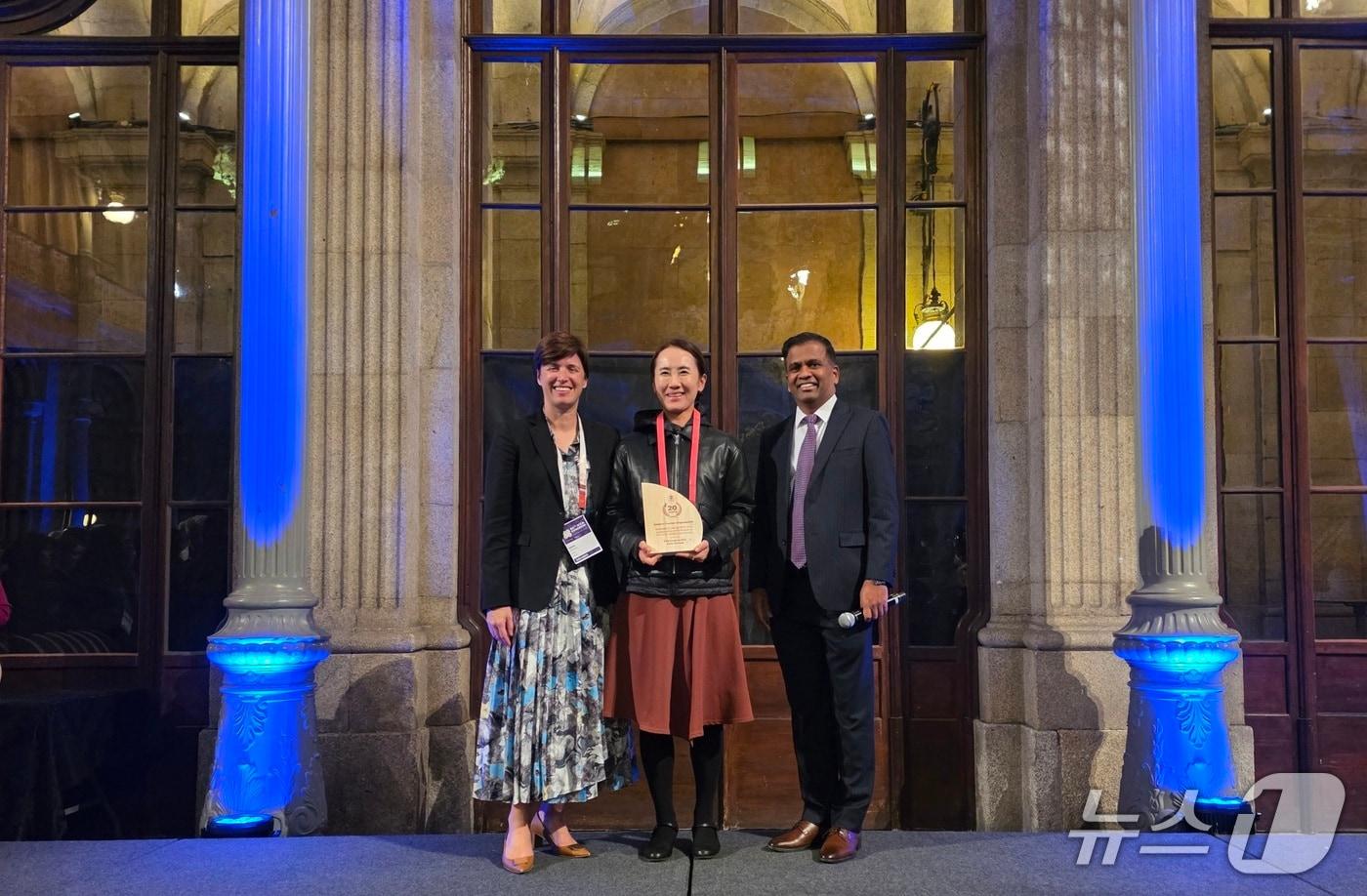 대전관광공사 마이스뷰로팀 한희정 팀장(가운데)이 공로상을 받고 있다. (공사 제공) / 뉴스1