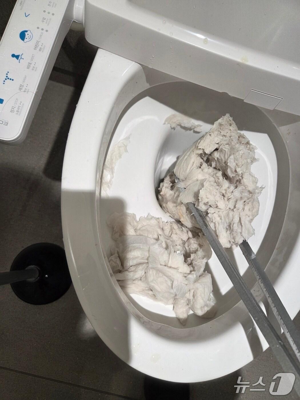 본문 이미지 - 막힌 변기 사진.&#40;독자 제공. 재배포 및 DB금지&#41;2025.11.19/뉴스1