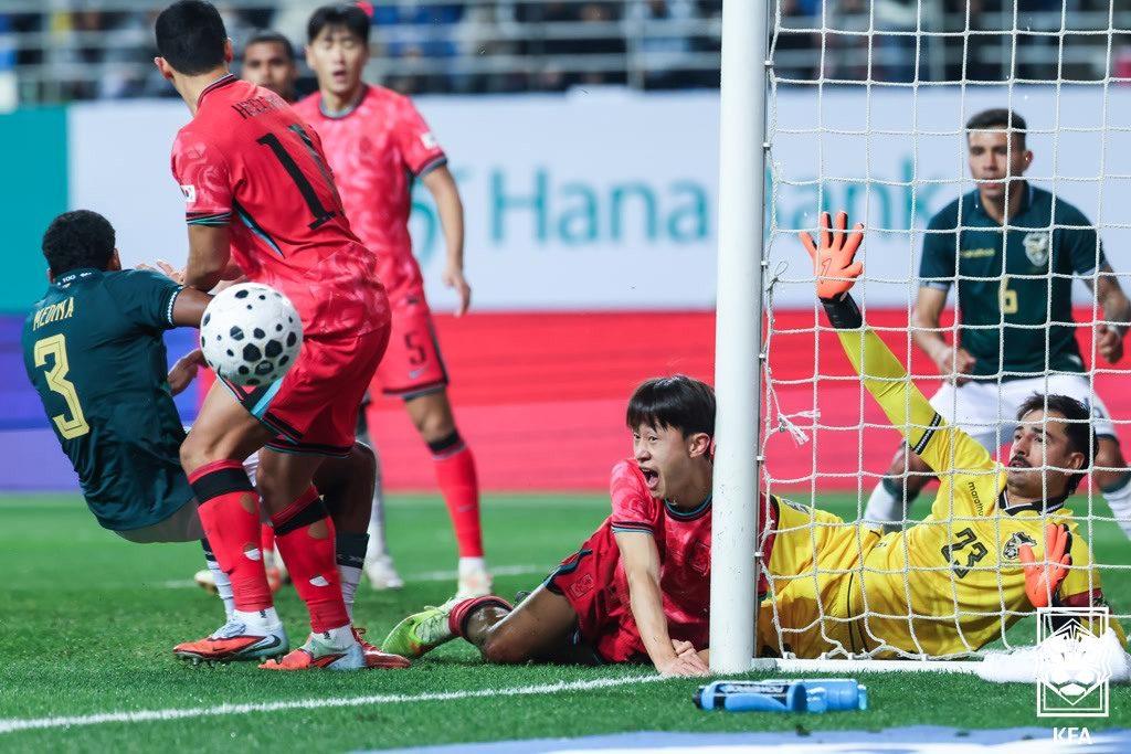 본문 이미지 - 볼리비아 골키퍼 비스카라가 골대와 충돌할 뻔한 이재성을 막았다.&#40;대한축구협회 제공&#41;