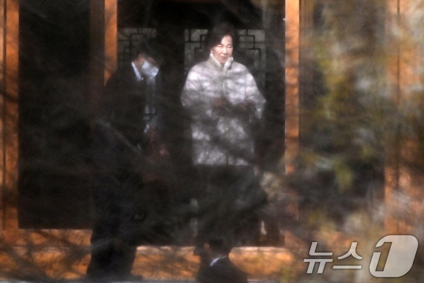 홍라희 삼성미술관 리움 명예관장이 19일 오전 경기도 용인시 호암미술관 인근 선영에서 열린 호암 이병철 삼성 창업회장의 38주기 추도식에 참석한 뒤 걸음을 옮기고 있다. &#40;공동취재&#41; 2025.11.19/뉴스1 ⓒ News1 김영운 기자