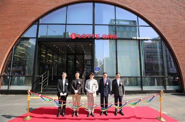 본문 이미지 - 지난해 4월 서울 송파구 삼전동에 위치한 롯데GRS 신사옥 'GRS 79 SQUARE' 개소식에서 (왼쪽부터) 황문호 롯데GRS 사외이사, 차우철 대표이사와 최성민 노동조합위원장과 신동권 사외이사 이황 전 사외이사 등이 기념촬영을 하고 있는 모습.ⓒ롯데GRS