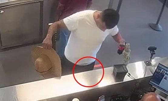 본문 이미지 - 멸종위기종 오렌지이마앵무새를 밀수 시도한 제시 아구스 마르티네스&#40;35&#41;. 출처=워싱턴포스트