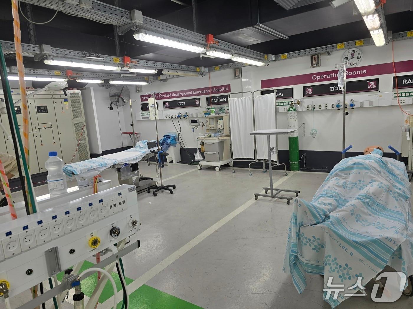본문 이미지 - 이스라엘 하이파에 위치한 북부 지역 최대 병원인 람밤 의료 캠퍼스의 지하에 있는 새미 오퍼 지하 요새 병원 수술실의 모습. ⓒ News1 최종일 선임기자