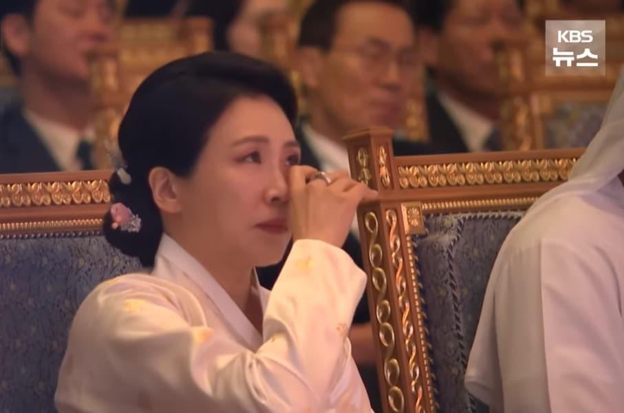 본문 이미지 - 18일&#40;현지시간&#41; 이재명 대통령과 함께 아랍에미리트&#40;UAE&#41;를 국빈 방문한 김혜경 여사가 양국 문화교류 행사 중 조수미 소프라노의 &#39;그리운 금강산&#39;을 듣고 눈물을 흘리는 모습이다.&#40;KBS 유튜브 영상 갈무리&#41;