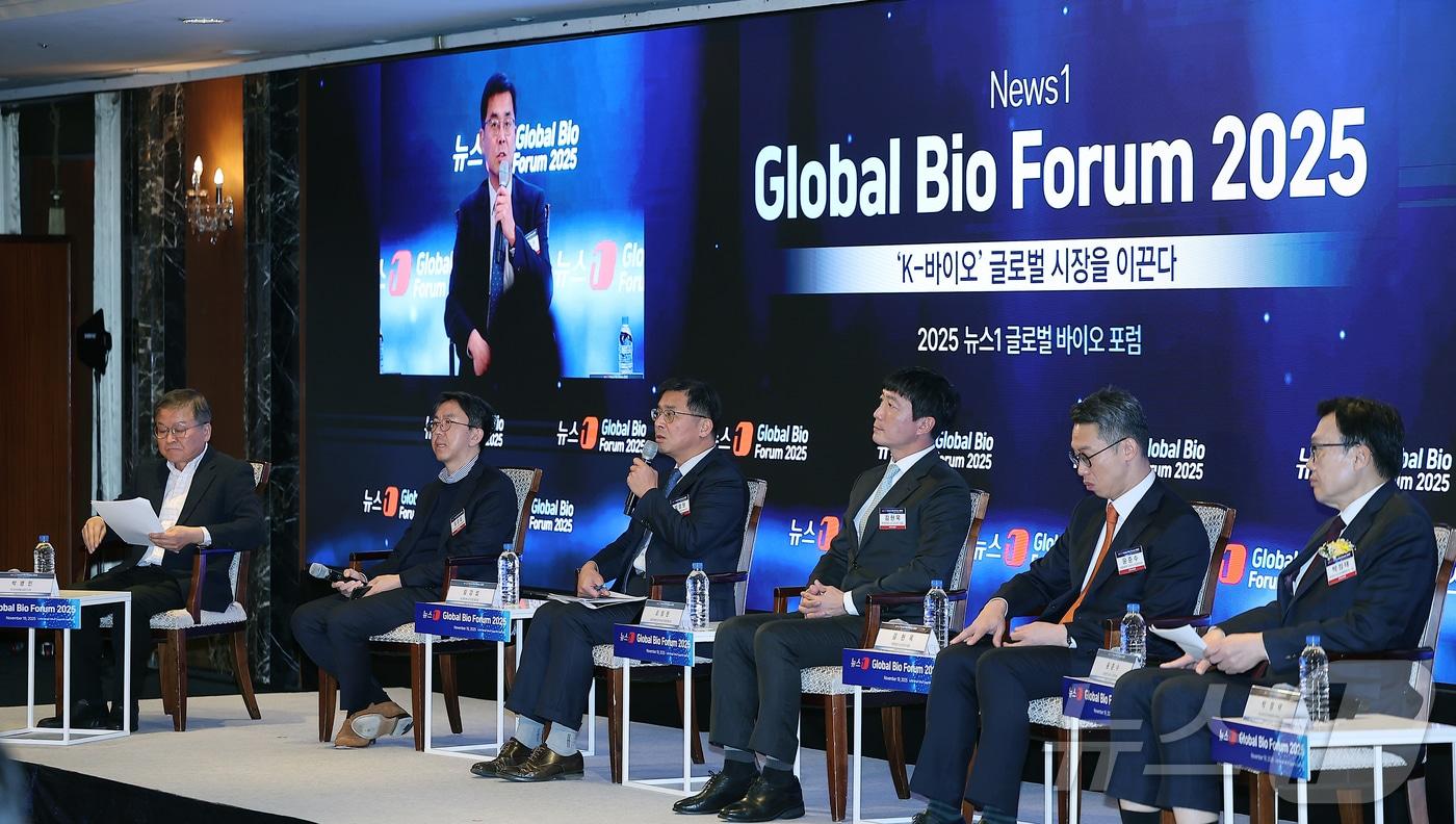 오정원 식품의약품안전처 바이오의약품정책과 과장&#40;왼쪽 세 번째&#41;이 19일 오전 서울 중구 소공동 롯데호텔 사파이어볼룸에서 열린 &#39;뉴스1 글로벌바이오포럼&#40;GBF&#41; 2025’에 참석해 &#39;K-바이오, 글로벌 경쟁력 확보 방안&#39;이라는 패널 토론에서 발언하고 있다. 2025.11.19/뉴스1 ⓒ News1 김진환 기자