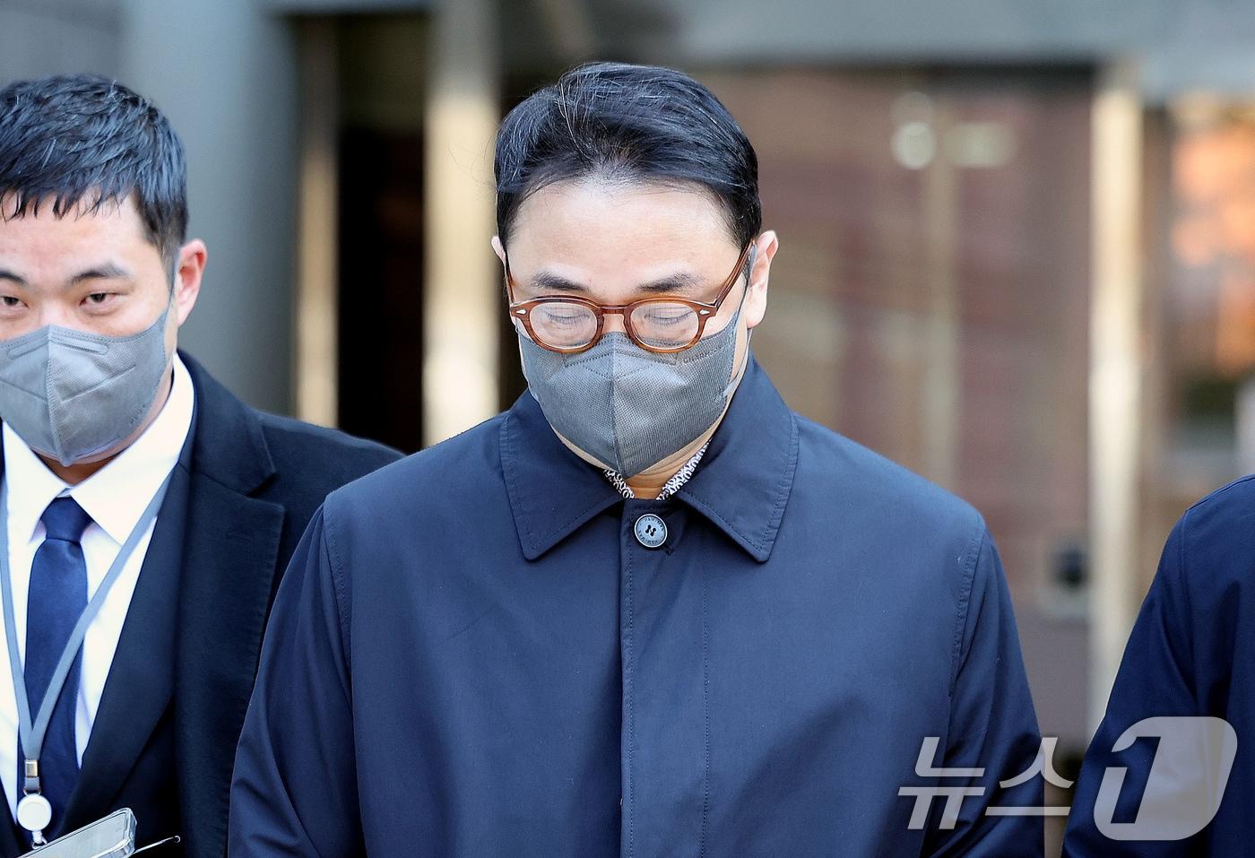 양평 공흥지구 개발 특혜 의혹에 연루된 김건희 여사의 오빠 김진우씨가 19일 서울 서울 서초구 서울중앙지법에서 열린 구속 전 피의자 심문&#40;영장실질심사&#41;을 마친 뒤 법원을 빠져나가고 있다. 2025.11.19/뉴스1 ⓒ News1 이호윤 기자