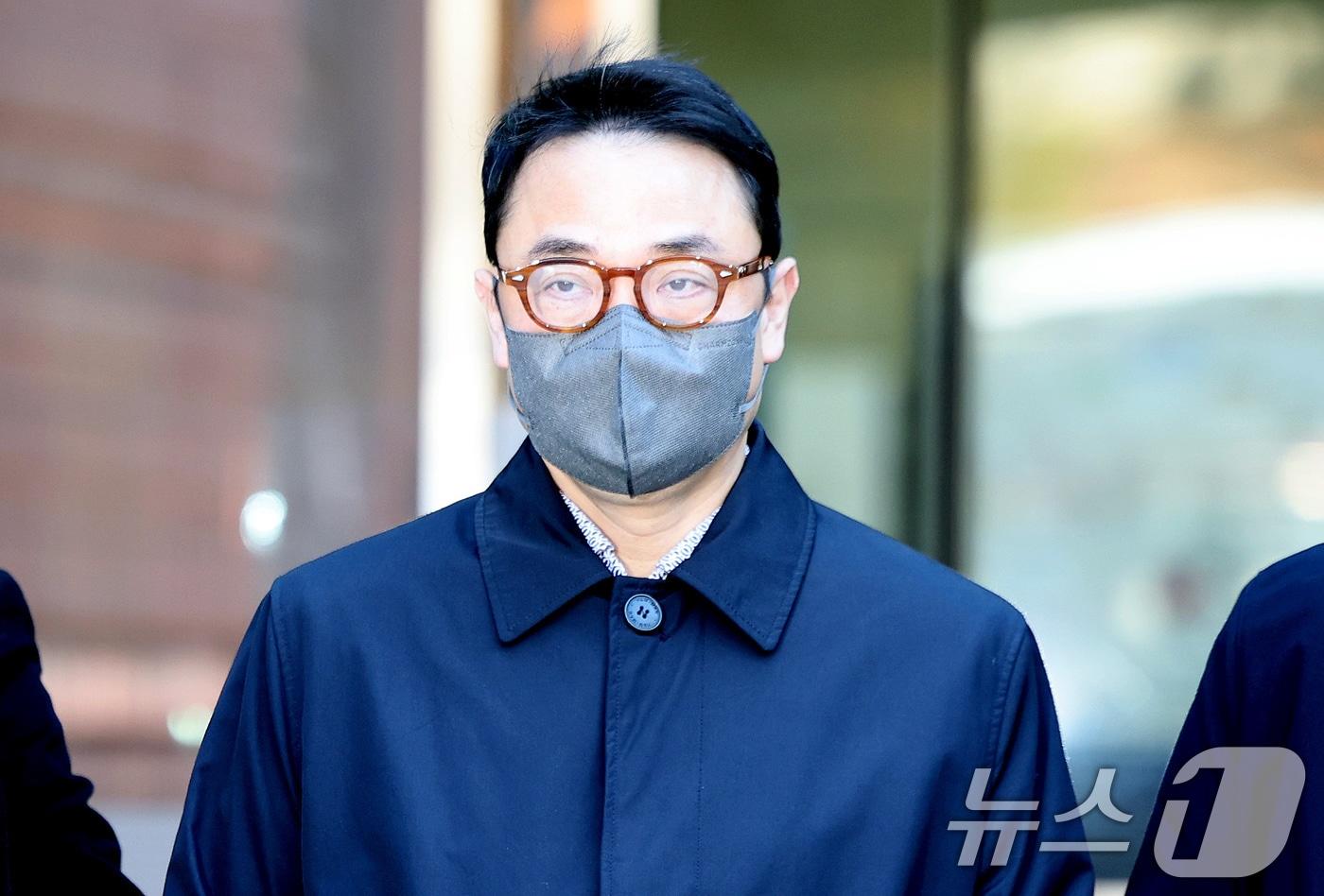 양평 공흥지구 개발 특혜 의혹에 연루된 김건희 여사의 오빠 김진우씨가 19일 서울 서울 서초구 서울중앙지법에서 열린 구속 전 피의자 심문&#40;영장실질심사&#41;을 마친 뒤 법원을 빠져나가고 있다. 2025.11.19/뉴스1 ⓒ News1 이호윤 기자