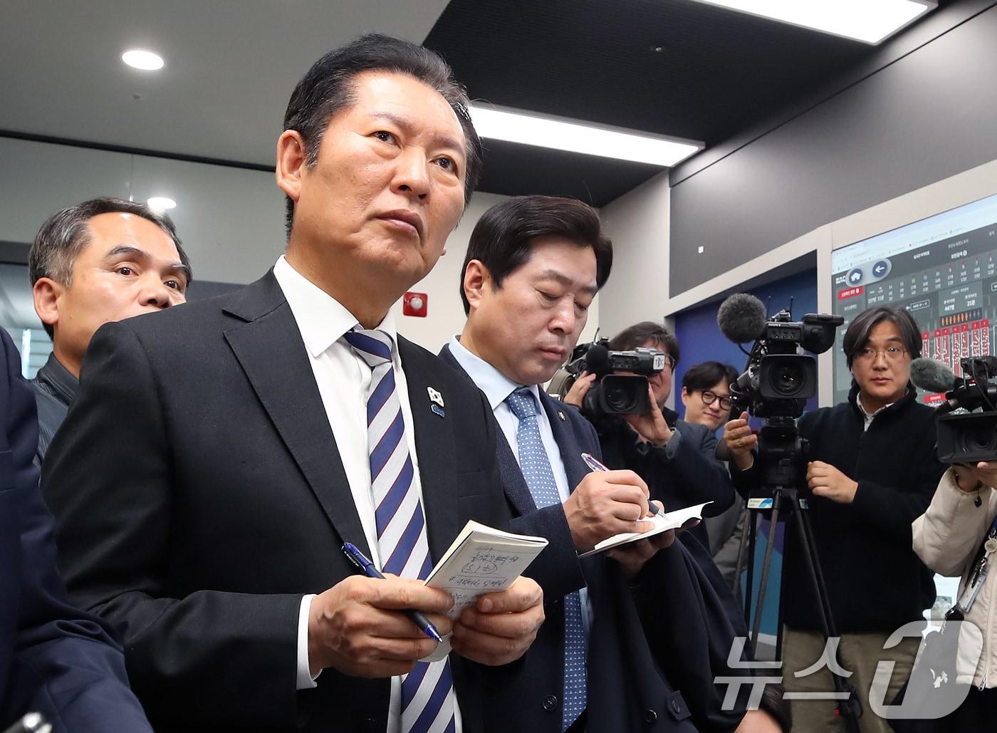 본문 이미지 - 정청래 더불어민주당 대표가 19일 대구 수성구 수성알파시티를 찾아 입주기업인 스피어AX 융복합관제센터에서 인공지능 기반 지능형 CCTV에 대한 설명을 듣고 있다. 2025.11.19/뉴스1 ⓒ News1 공정식 기자