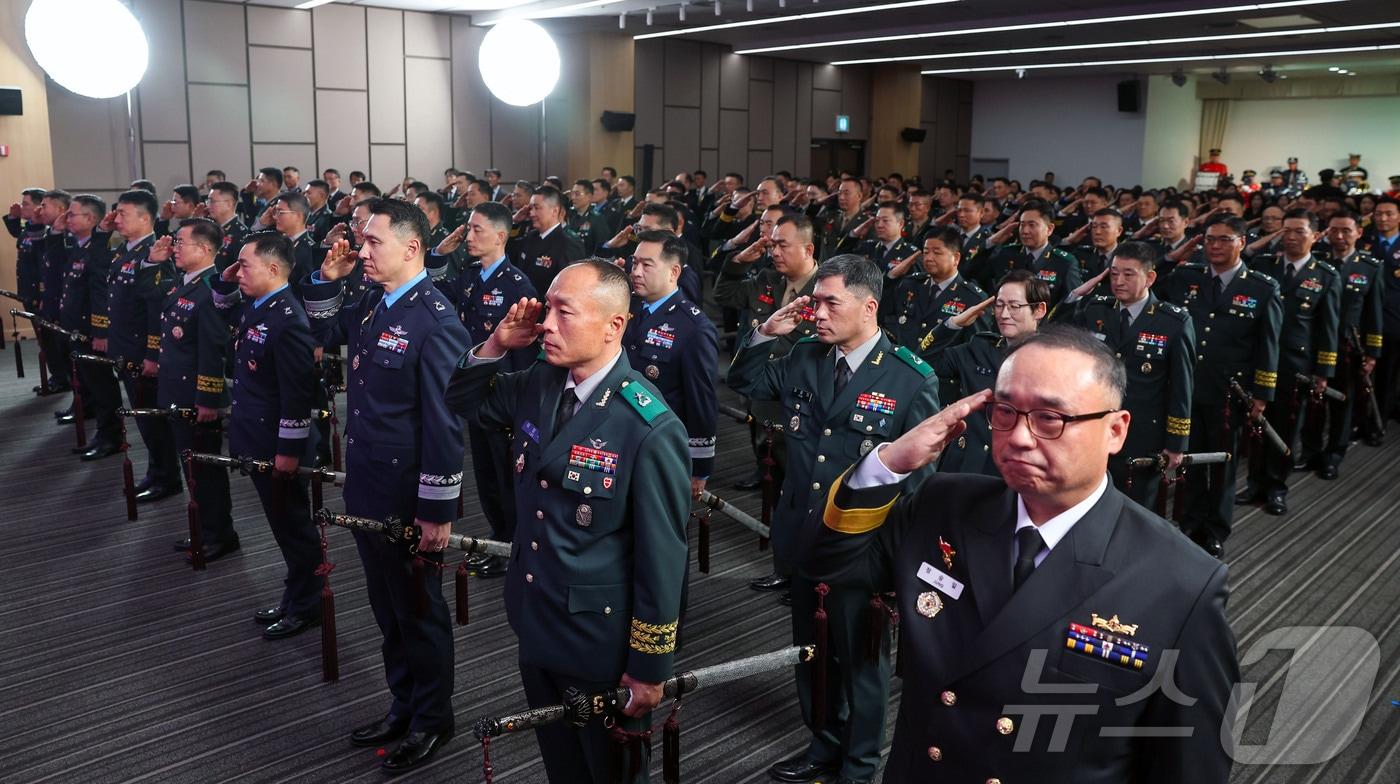 19일 서울 용산 국방컨벤션에서 열린 준장 진급·진급예정자 삼정검 수여식에서 준장 진급자와 진급예정자들이 경례를 하고 있다. &#40;국방부 제공. 재판매 및 DB 금지&#41; 2025.11.19/뉴스1