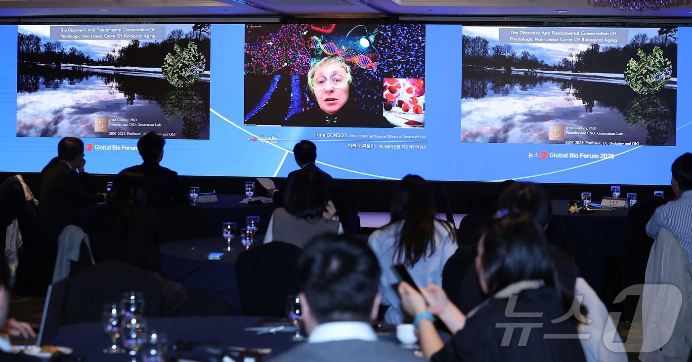 이리나 콘보이 제너레이션랩 최고과학책임자가 19일 오후 서울 중구 소공동 롯데호텔 사파이어볼룸에서 &#39;뉴스1 글로벌바이오포럼&#40;GBF&#41; 2025’에 참석해 &#39;노화의 새발견 : 생물학적 노화, 생리학적 비선형곡선의 발견&#39;이라는 주제로 기조연설을 하고 있다. 2025.11.19/뉴스1 ⓒ News1 김진환 기자