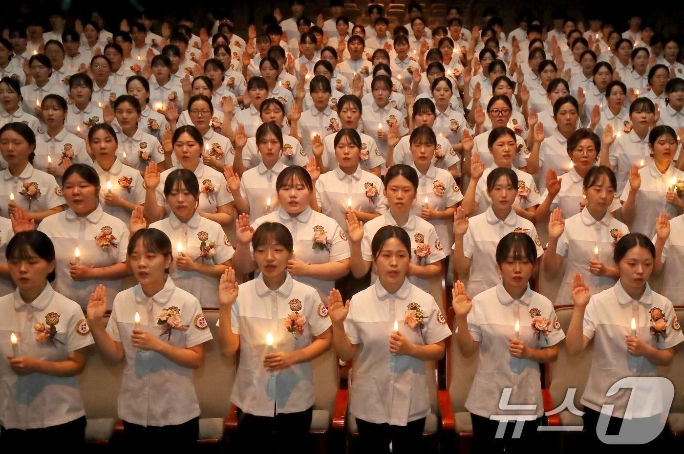 19일 오전 대구 북구 태전동 대구보건대 인당아트홀에서 열린 &#39;제27회 나이팅게일 선서식&#39;에서 임상실습을 앞둔 간호학과 2학년 학생 307명이 나이팅게일의 숭고한 희생정신을 본받아 참된 간호인이 되기 위해 노력할 것을 다짐하고 있다. 2025.11.19/뉴스1 ⓒ News1 공정식 기자