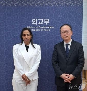 본문 이미지 - 권기환 글로벌다자외교조정관은 18일 심해저 개발 관련 국내 부서·기관과의 협의를 위해 방한한 레티시아 카르발류 국제해저기구(ISA) 사무총장을 면담했다. 2025.11.19. (외교부 제공) 