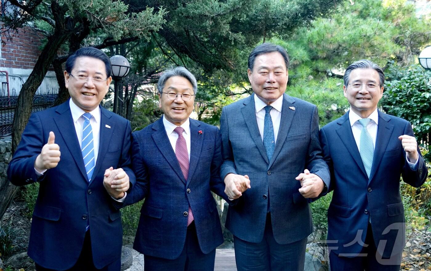 19일 대통령실에서 광주 민·군 공항 통합 이전과 관련된 논의를 진행하고 있다.&#40;전남도 제공. 재판매 및 DB금지&#41; 2025.11.19/뉴스1 