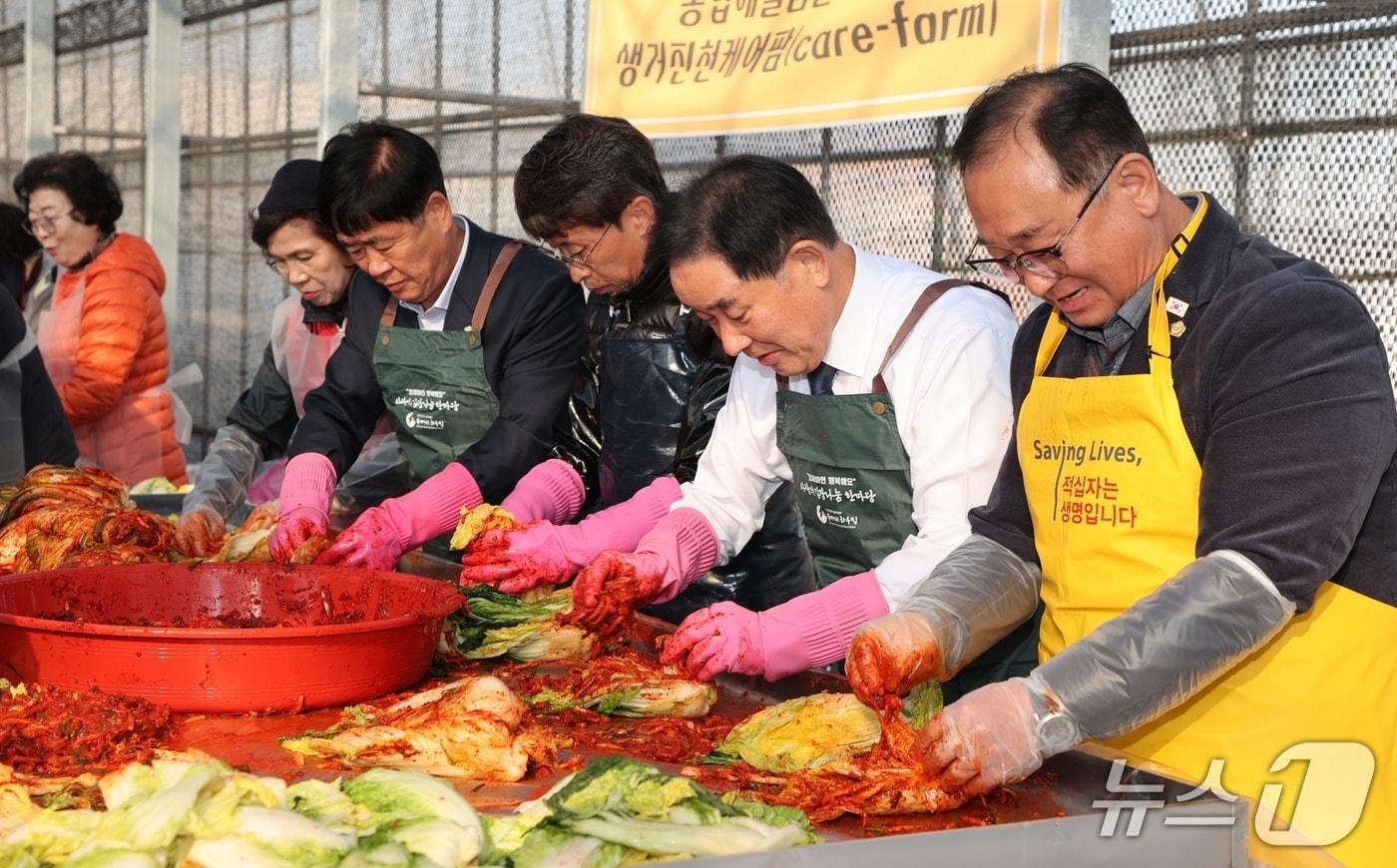 충북 진천 생거진천 케어팜은 19일 지역사회 나눔 문화 확산을 위한 2025 생거진천 케어팜 김장축제를 개최했다.&#40;진천군 제공, 재판매 및 DB금지&#41;/뉴스1