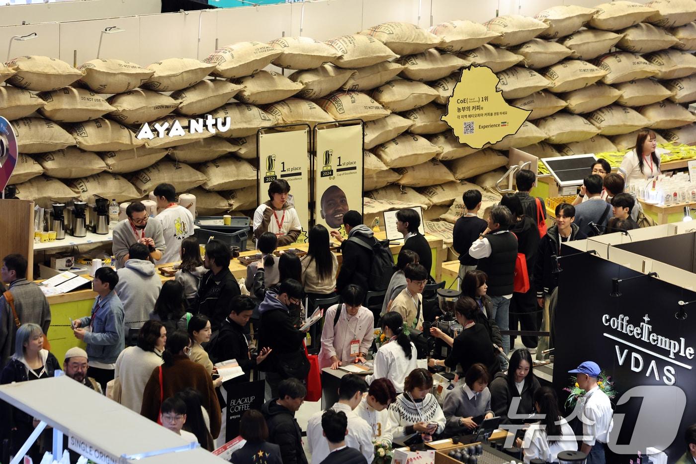 19일 서울 강남구 코엑스에서 열린 &#39;2025 서울카페쇼&#39;에서 관람객들이 전시 부스를 둘러보고 있다. 2025.11.19/뉴스1 ⓒ News1 황기선 기자