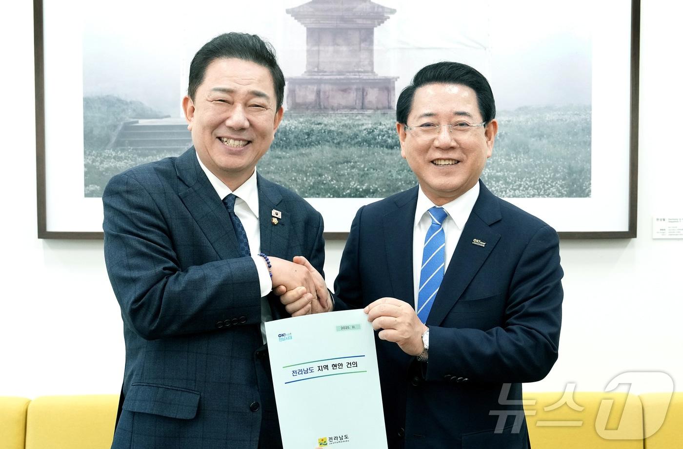 김영록 전라남도지사&#40;오른쪽&#41;가 19일 서울 국회에서 김병기 더불어민주당 원내대표와 면담을 갖고 2026년도 국고 핵심사업 해결을 위한 건의 및 협조를 요청하고 있다.&#40;전남도 제공. 재판매 및 DB금지&#41; 2025.11.19/뉴스1 