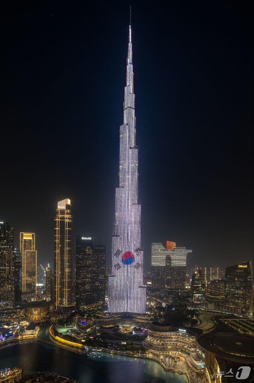 본문 이미지 - 이재명 대통령 아랍에미리트(UAE) 국빈방문 이틀째인 18일(현지 시간) 두바이 초고층 빌딩 '부르즈 칼리파(Burj Khalifa)' 외벽에 태극기 조명이 점등되어 있다. (대통령실 제공. 재판매 및 DB 금지) 2025.11.19/뉴스1 ⓒ News1 허경 기자