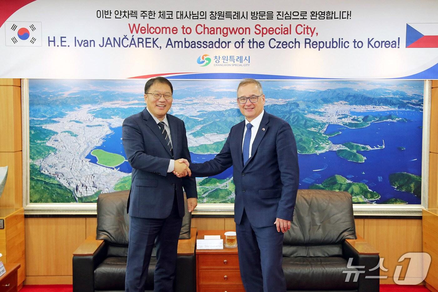 장금용 창원시장 권한대행(왼쪽)이 19일 시청을 방문한 이반 얀차렉 주한 체코 대사와 기념 촬영을 하고 있다.(창원시 제공. 재판매 및 DB금지)