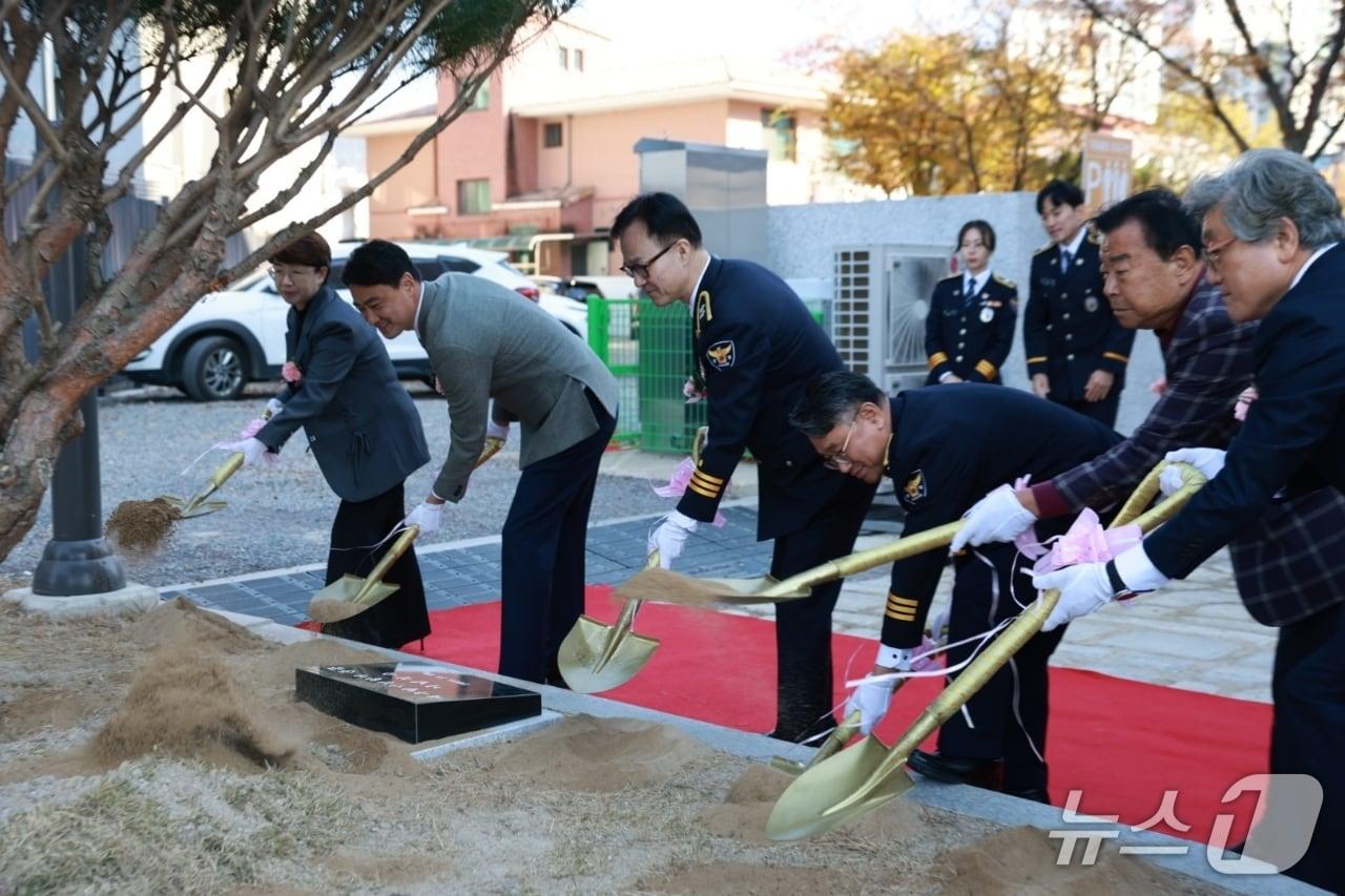 본문 이미지 - 대구 달성경찰서 신청사 준공식에서 관계자들이 기념식수 행사를 가졌다.&#40;대구경찰청 제공. 재판매 및 DB금지&#41;