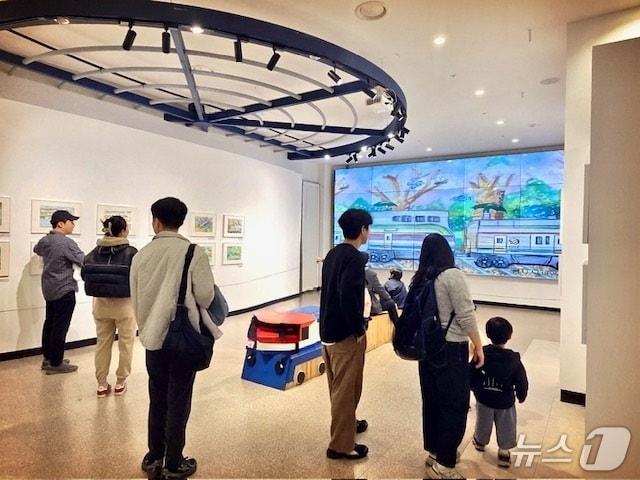 본문 이미지 - 경기도 의왕 철도박물관에서 내년 2월까지 ‘제22회 한국철도 어린이 기차 그리기 대회’ 수상작을 전시한다. &#40;코레일 제공.재판매 및 DB금지&#41;/뉴스1
