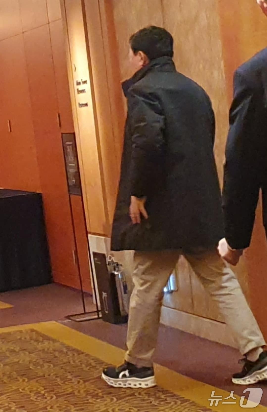 본문 이미지 - 신동빈 롯데 그룹 회장이 19일 오후 2시 롯데호텔에 방문했다. 2025.11.19/뉴스1 ⓒ News1 김명신 기자