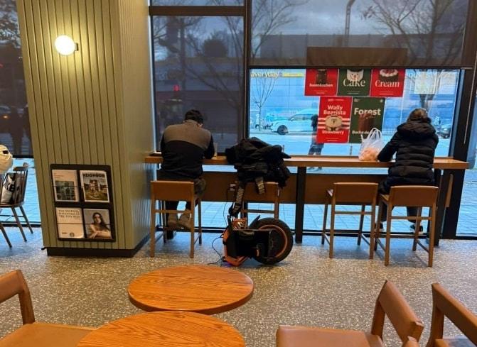 본문 이미지 - 커피프랜차이즈 매장인 '스타벅스'에서 한 남성이 매장애 전기 포트에서 전동휠을 충전하고 있다. 출처=보배드림