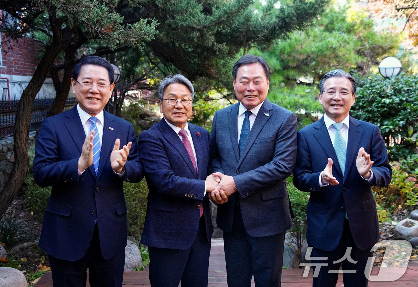 김영록 전남도지사&#40;왼쪽부터&#41;와 강기정 광주시장, 김산 무안군수, 김용범 대통령실 정책실장이 19일 서울 용산의 한 음식점에서 &#39;대통령실-지자체 4자 협의&#39;에 참석, 광주 민간·군 공항 통합 이전 추진에 대한 공감대를 이루며 기념촬영을 하고 있다. &#40;전남도 제공. 재판매 및 DB 금지&#41; ⓒ News1 박준배 기자