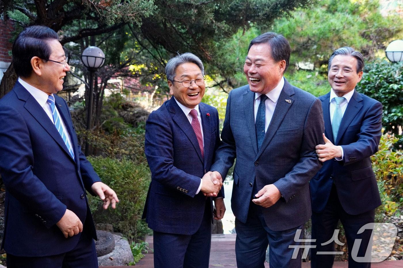 19일 대통령실에서 광주 민간·군공항 통합 이전과 관련된 논의를 진행하고 있다. ⓒ News1 