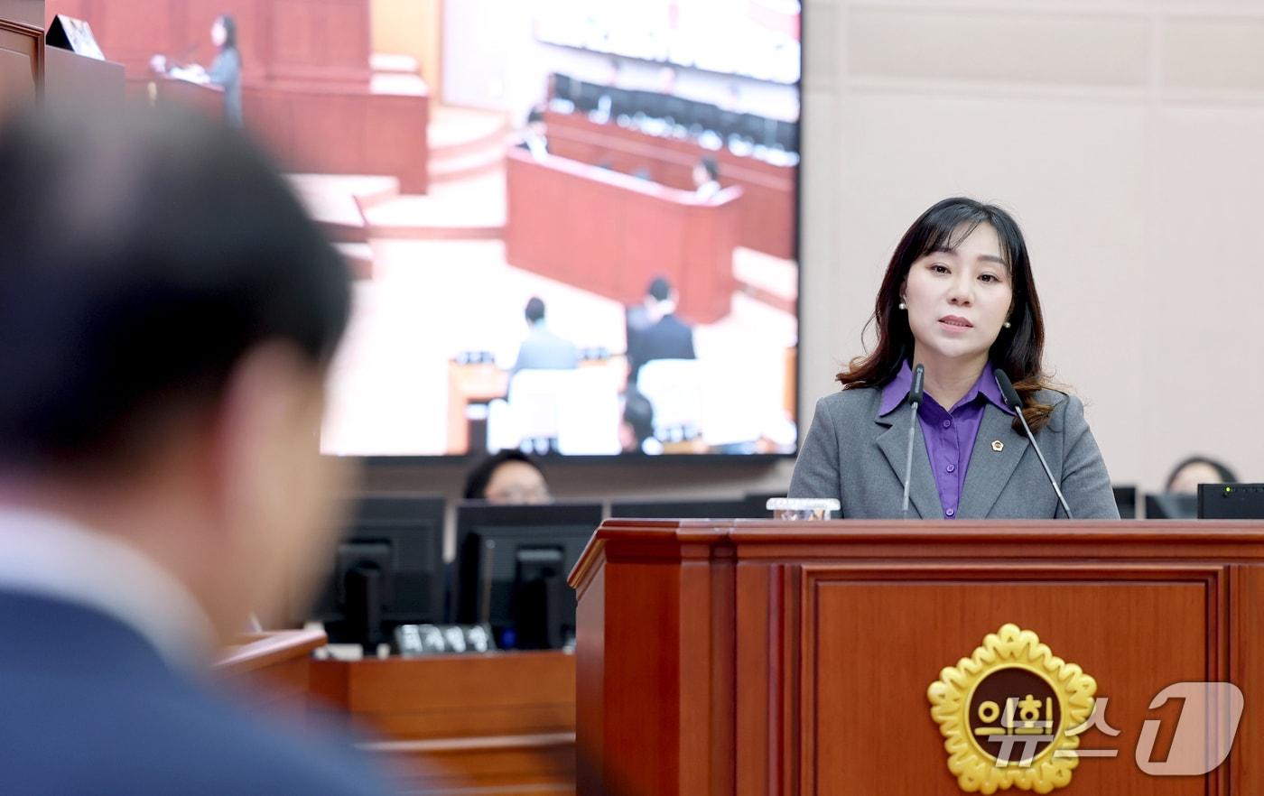 김민숙 대전시의원이 19일 본회의장에서 설동호 교육감을 상대로 시정질의를 하고 있다. (시의회 제공) / 뉴스1