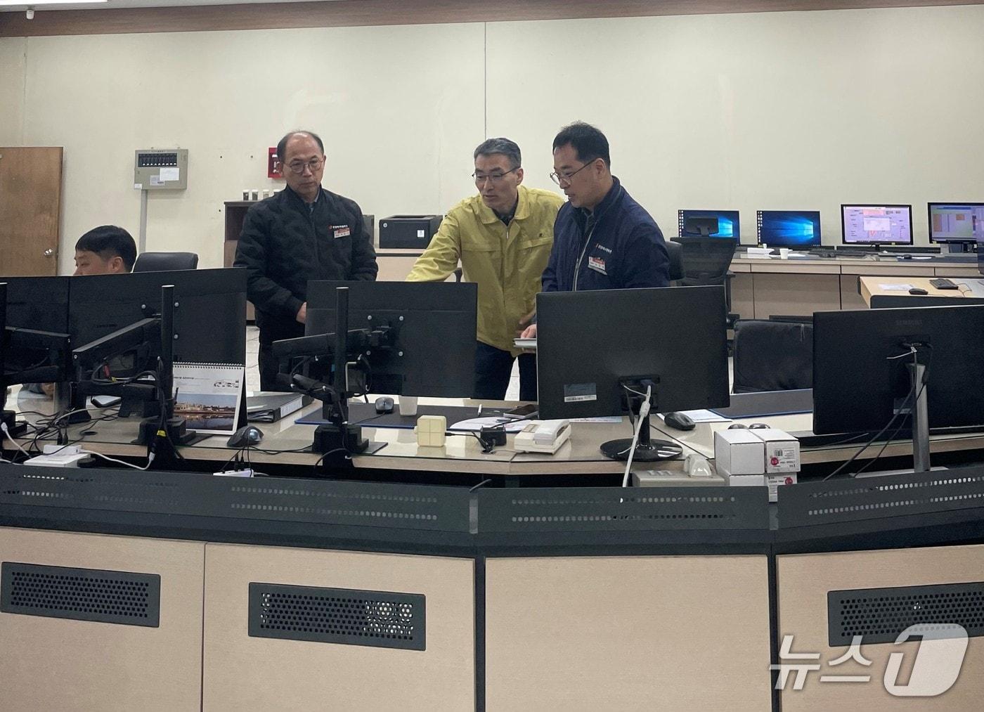 본문 이미지 - 박승호 한강청 환경관리과장(노란색 상의)이 19일 판교 환경에너지시설에서 사업장 관리 현황을 청취하고 있다.(한강청 제공)