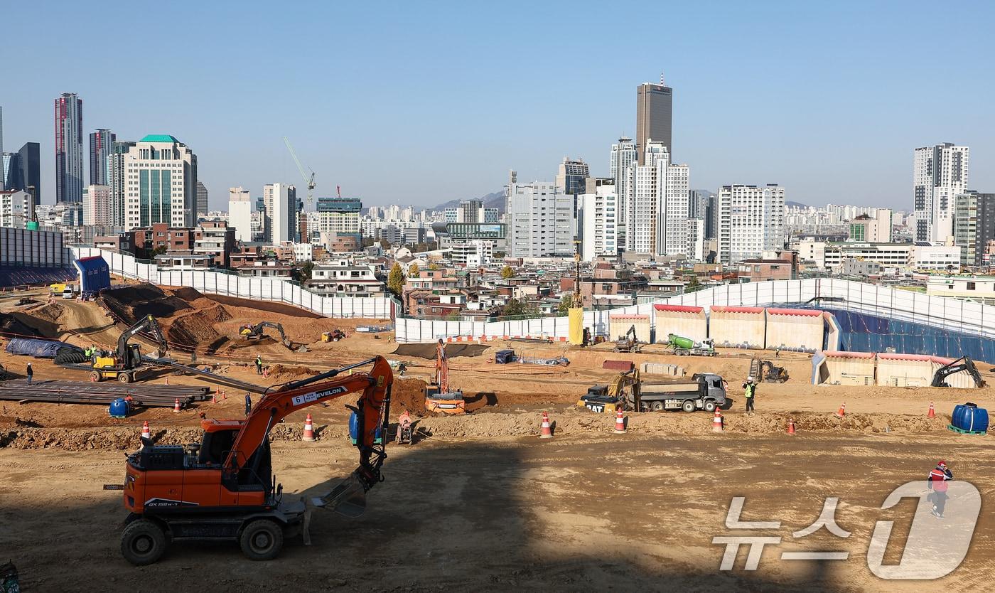 19일 서울 동작구 노량진 재정비촉진지구 착공 현장에서 작업자들이 분주히 작업을 하고 있다. 2025.11.19/뉴스1 ⓒ News1 김도우 기자