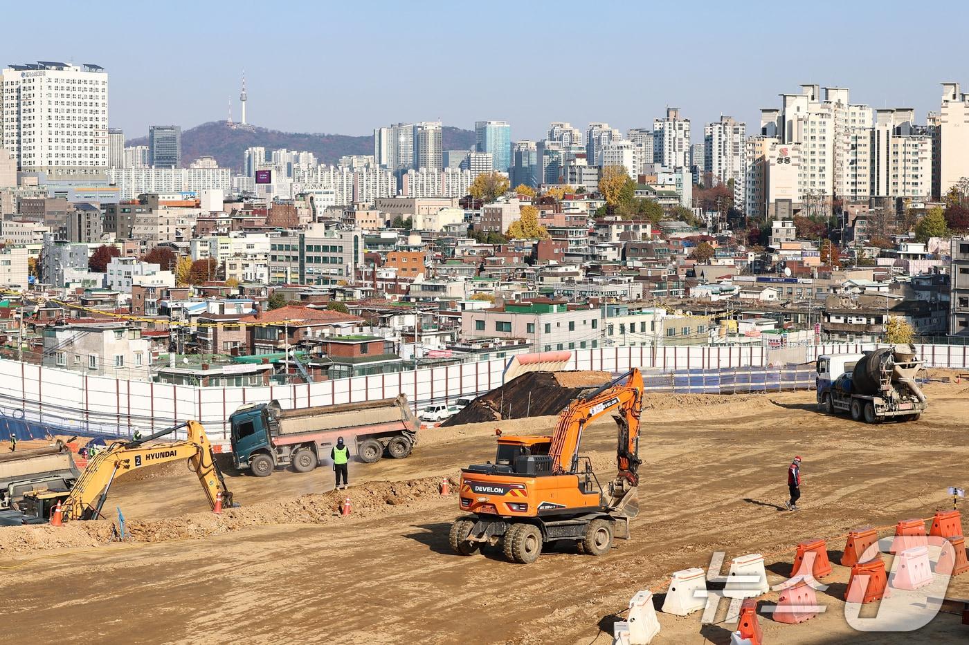 19일 서울 동작구 노량진 재정비촉진지구 착공 현장에서 작업자들이 분주히 작업을 하고 있다. 2025.11.19/뉴스1 ⓒ News1 김도우 기자