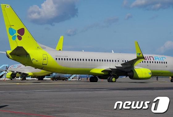 본문 이미지 - 제주국제공항에서 진에어 여객기가 멈춰 서 있다. ⓒ News1 DB