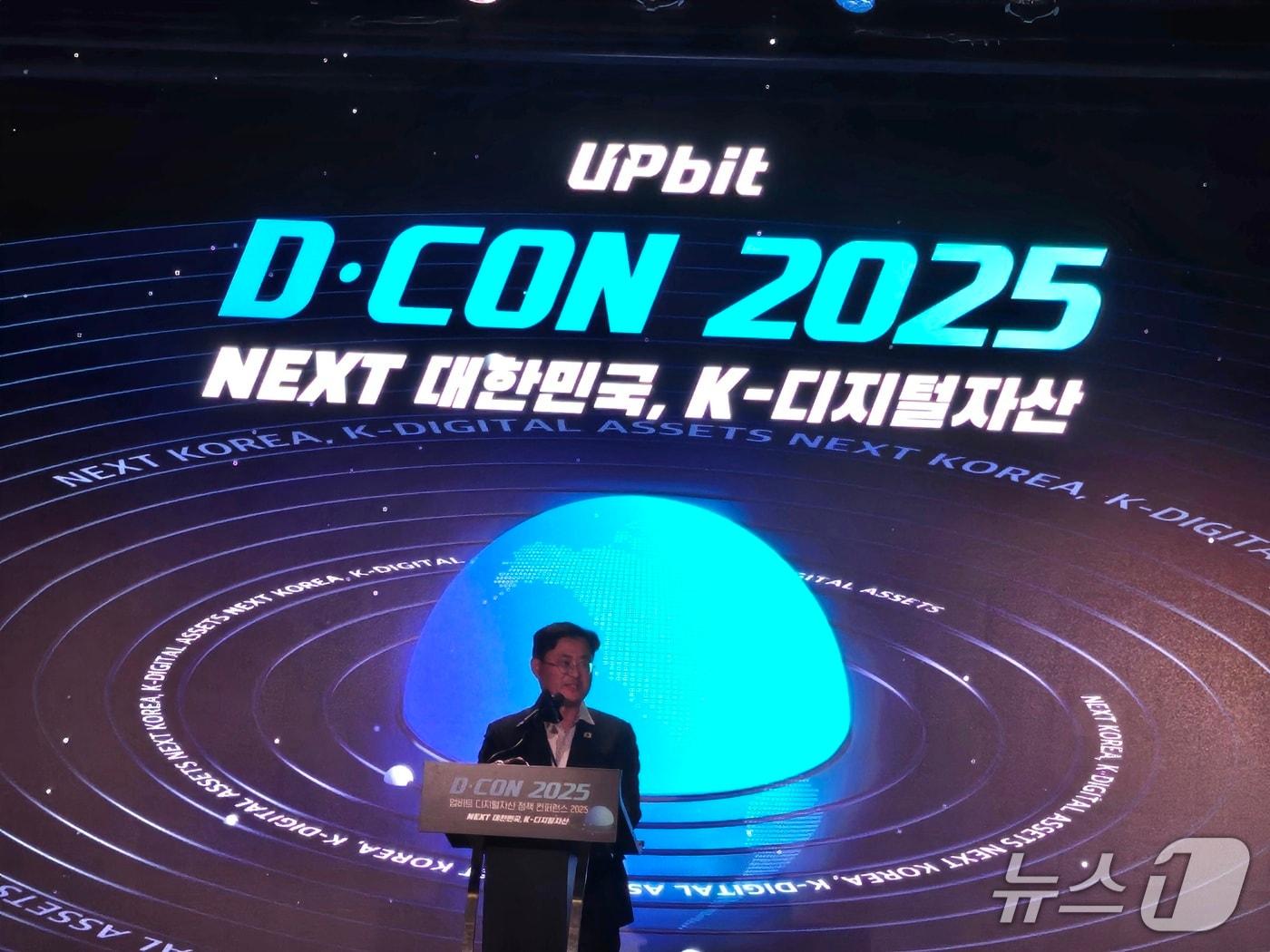 본문 이미지 - 이정문 더불어민주당 의원이 19일 페어몬트 앰배서더 서울 호텔에서 열린 디지털자산 정책 콘퍼런스 &#39;디콘&#40;D-CON&#41; 2025&#39;에서 축사를 하고 있다.