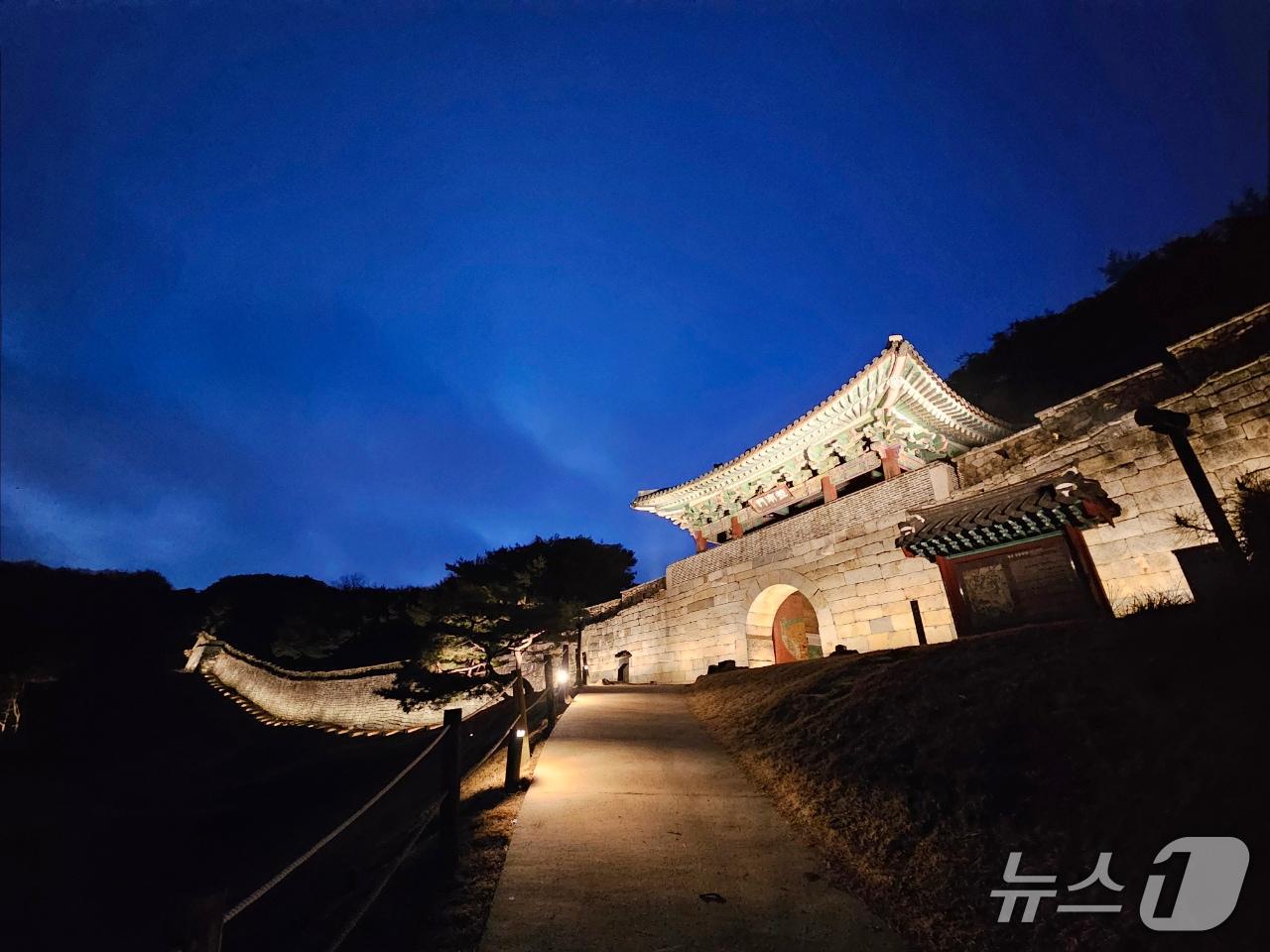 본문 이미지 - 청주시 상당산성 야간경관 사업.&#40;시 제공&#41;/뉴스1