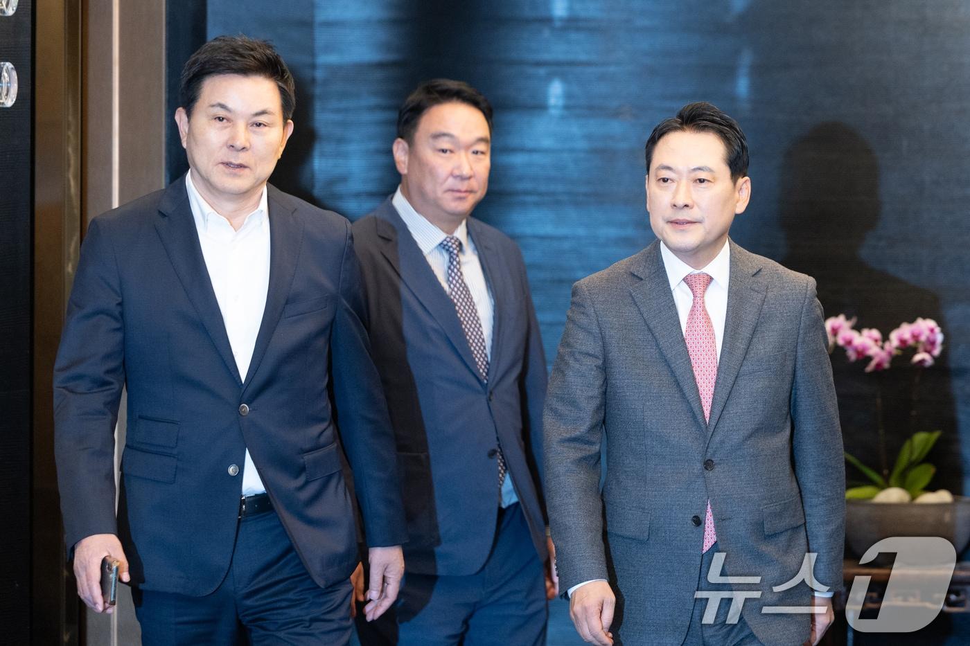 장동혁 국민의힘 대표&#40;오른쪽&#41;가 19일 서울 여의도의 한 식당으로 중진 오찬을 위해 발걸음을 옮기고 있다. 왼쪽은 김태호 의원. 2025.11.19/뉴스1 ⓒ News1 이승배 기자