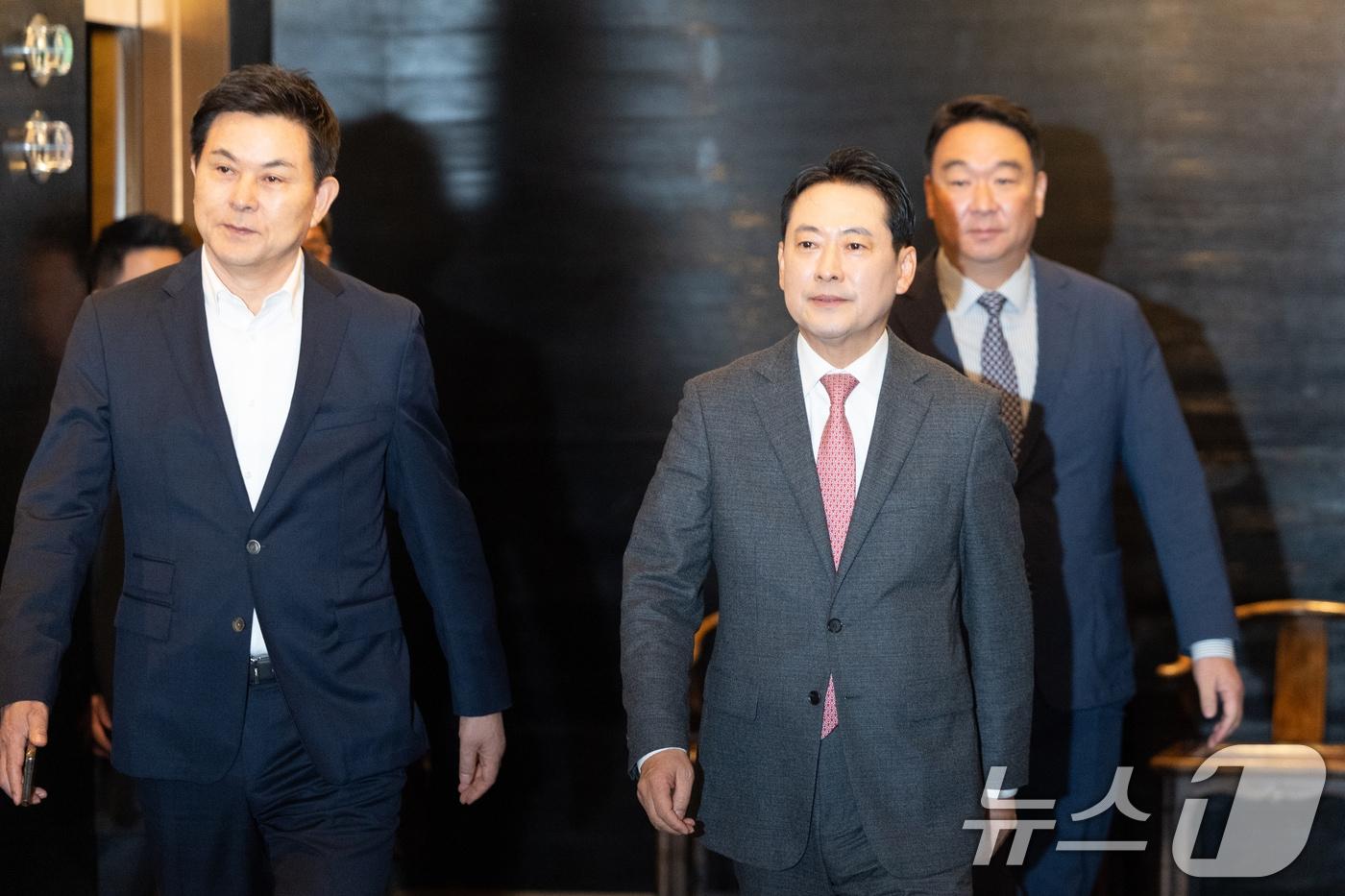 장동혁 국민의힘 대표가 19일 서울 여의도의 한 식당으로 중진 오찬을 위해 발걸음을 옮기고 있다. 2025.11.19/뉴스1 ⓒ News1 이승배 기자