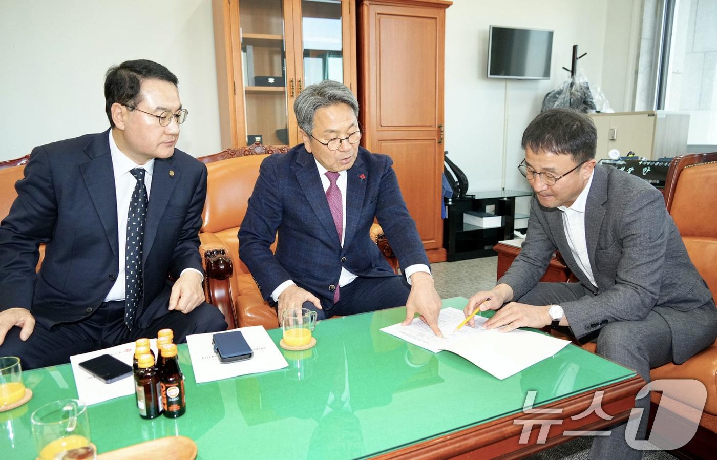 강기정 광주시장이 19일 국회를 방문해 한병도 예산결산위원장에게 &#39;2026년도 광주시 핵심 국비 사업&#39;의 필요성을 설명하고 있다. &#40;광주시 제공. 재판매 및 DB 금지&#41; 2025.11.19/뉴스1 