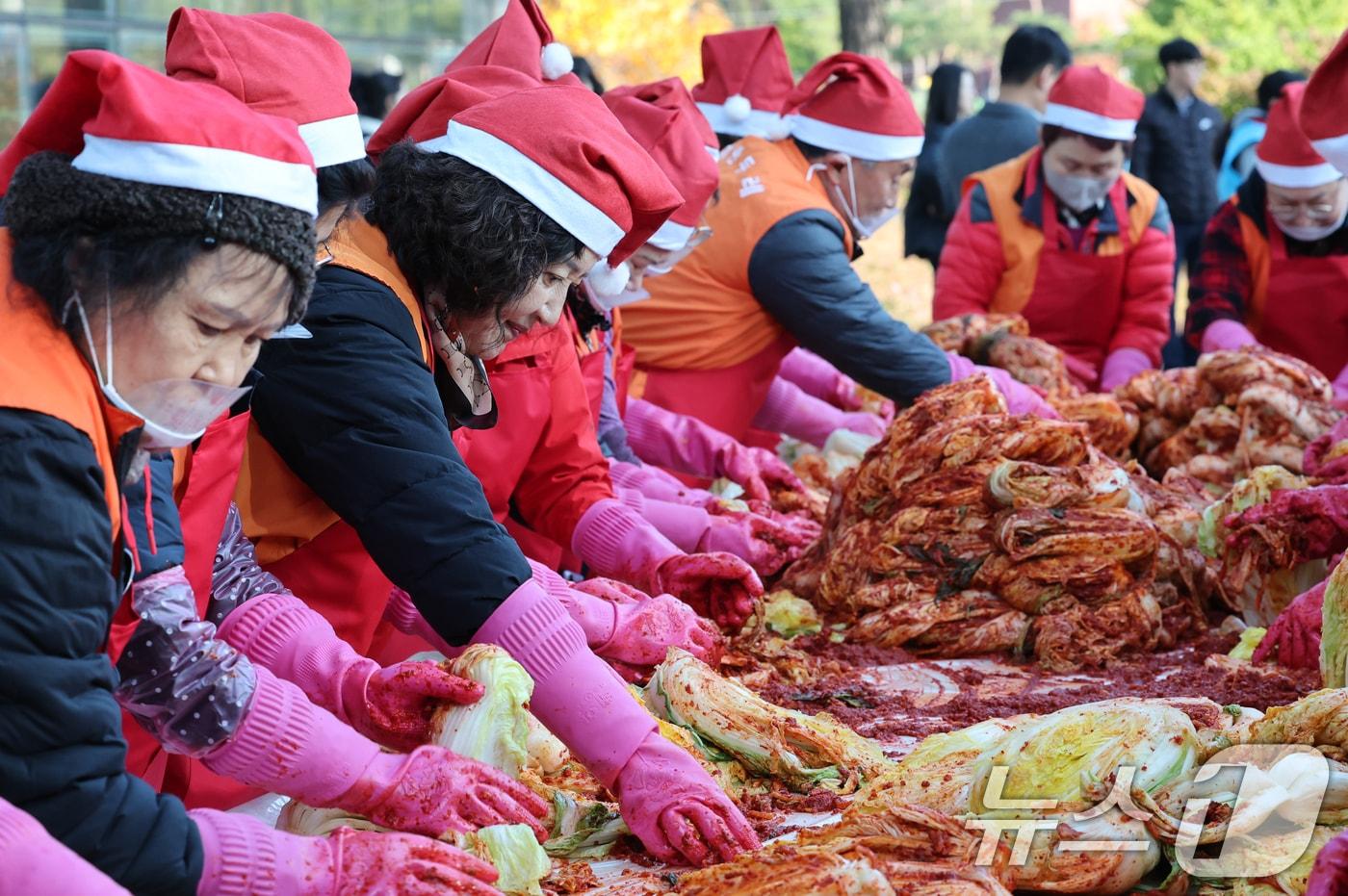 19일 대전 동구청에서 열린 천사의손길 김장나눔대축제에서 봉사자들이 김장을 하고 있다. 이날 행사에는 후원자와 자원봉사자, 우송정보대학교 학생, 지역 주민 등 200여 명이 참여했으며, 관내 취약계층 3000여 가구에 10kg씩 전달될 예정이다. 2025.11.19/뉴스1 ⓒ News1 김기태 기자