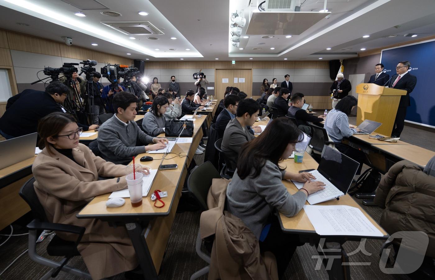 정홍식 법무부 국제법무국장이 지난달 19일 오후 경기도 과천시 중앙동 정부과천청사 내 법무부 청사에서 론스타 ISDS 취소 결정 선고 관련 브리핑을 하고 있다./뉴스1 ⓒ News1 이재명 기자
