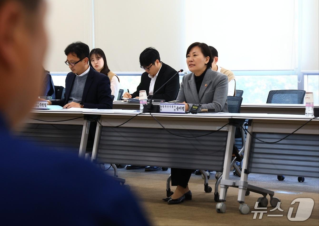 본문 이미지 - 농림축산식품부는 19일 정부세종청사 대회의실에서 ‘영농형 태양광 토론회’를 개최했다. (농식품부 제공) /2025.11.19/