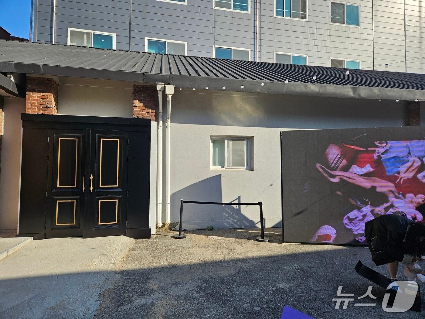 본문 이미지 - W컨셉은 19~23일 서울 성수동 스페이스S50에서 거대 옷장을 테마로 한 '더블유클로젯'(W Closet)을 연다.ⓒ 뉴스1/김진희 기자.