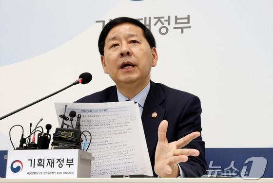 본문 이미지 - 구윤철 경제부총리 겸 기획재정부 장관이 19일 세종시 정부세종청사에서 열린 출입기자단 감담회에서 취재진의 질문에 답하고 있다. 2025.11.19/뉴스1 ⓒ News1 김기남 기자