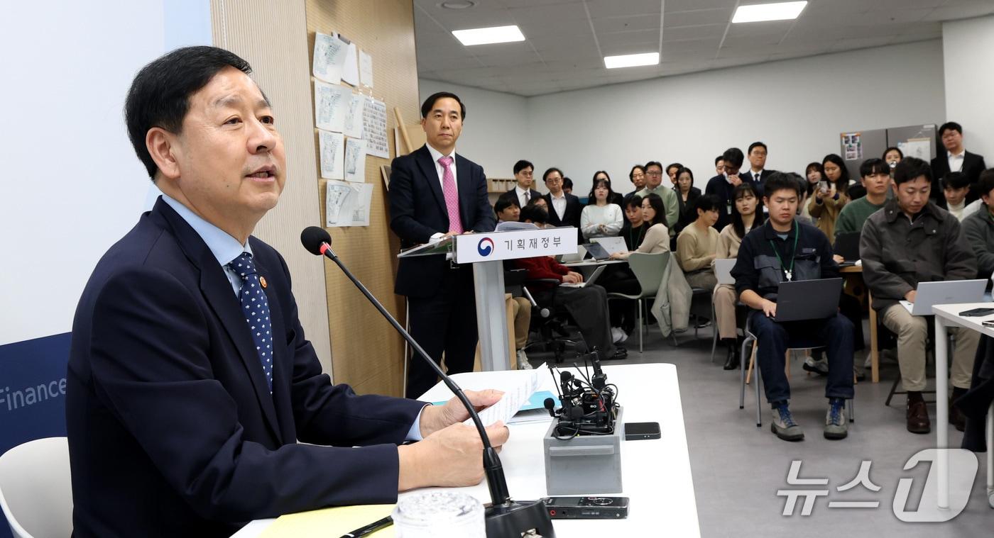 구윤철 경제부총리 겸 기획재정부 장관이 19일 세종시 정부세종청사에서 열린 출입기자단 감담회에서 취재진의 질문에 답하고 있다. 2025.11.19/뉴스1 ⓒ News1 김기남 기자