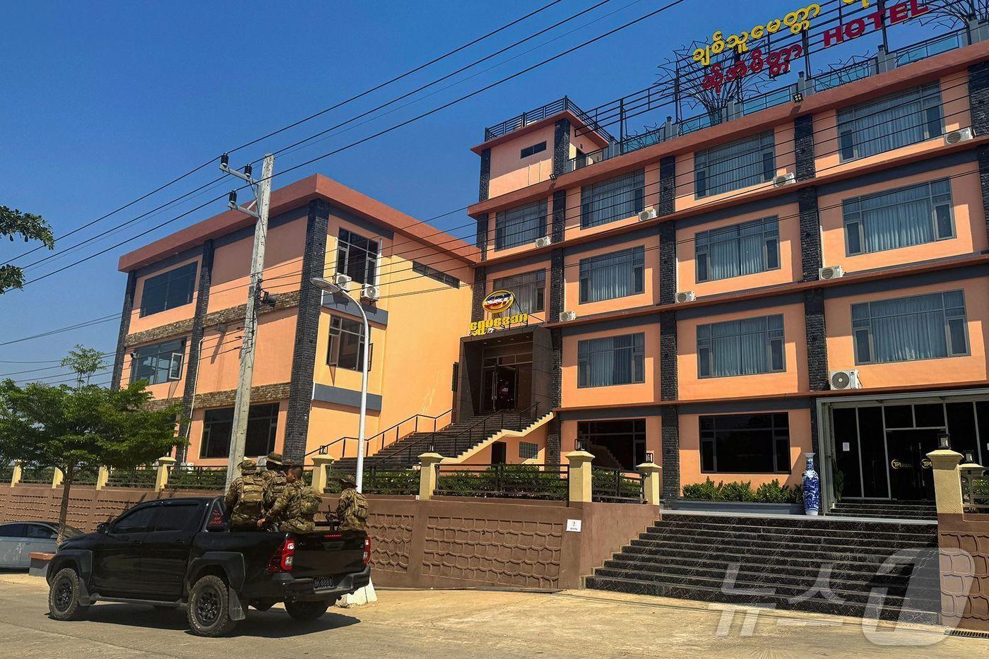 미얀마 동부 미야와디 타운십의 쉐코코에 위치한 온라인 사기 센터와 관련해 당국이 순찰을 돌고 있다. 2025.11.19 ⓒ AFP=뉴스1