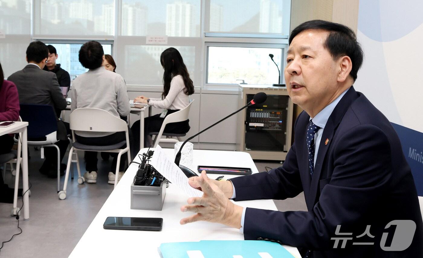 본문 이미지 - 구윤철 부총리 겸 기획재정부 장관이 19일 세종시 정부세종청사에서 열린 출입기자단 감담회에서 취재진의 질문에 답하고 있다. 2025.11.19/뉴스1