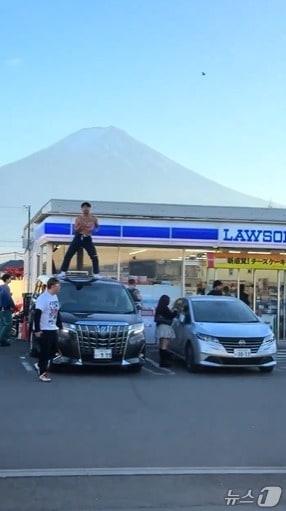 본문 이미지 - 태국 유튜버 잭 파포가 일본 후지산 인증사진 명소에서 상의를 탈의한 채 춤을 추고 있다. &#40;출처=엑스&#41; 2025.11.19./뉴스1