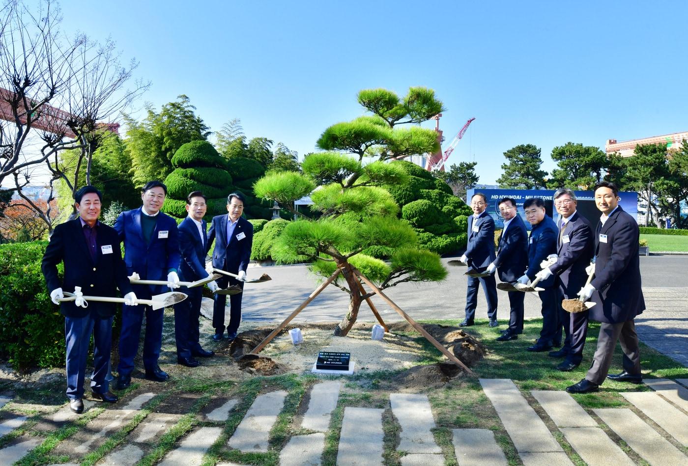 정기선 HD현대 회장이 19일 울산 HD현대중공업 영빈관에서 5000척 인도 기념 식수를 하고 있다. &#40;HD현대 제공&#41;