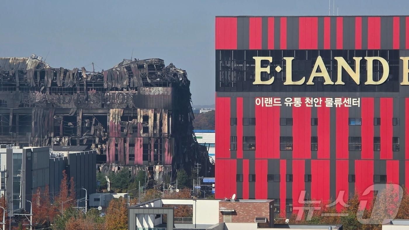 이랜드패션 물류센터 화재 5일째인 19일, 화재 현장에서 200m 떨어진 곳에 위치한 충남 천안시 동남구 풍세면 이랜드유통 천안 물류센터와 불에 탄 패션 물류센터가 대비된 모습을 보이고 있다. 2025.11.19/뉴스1 ⓒ News1 이시우 기자